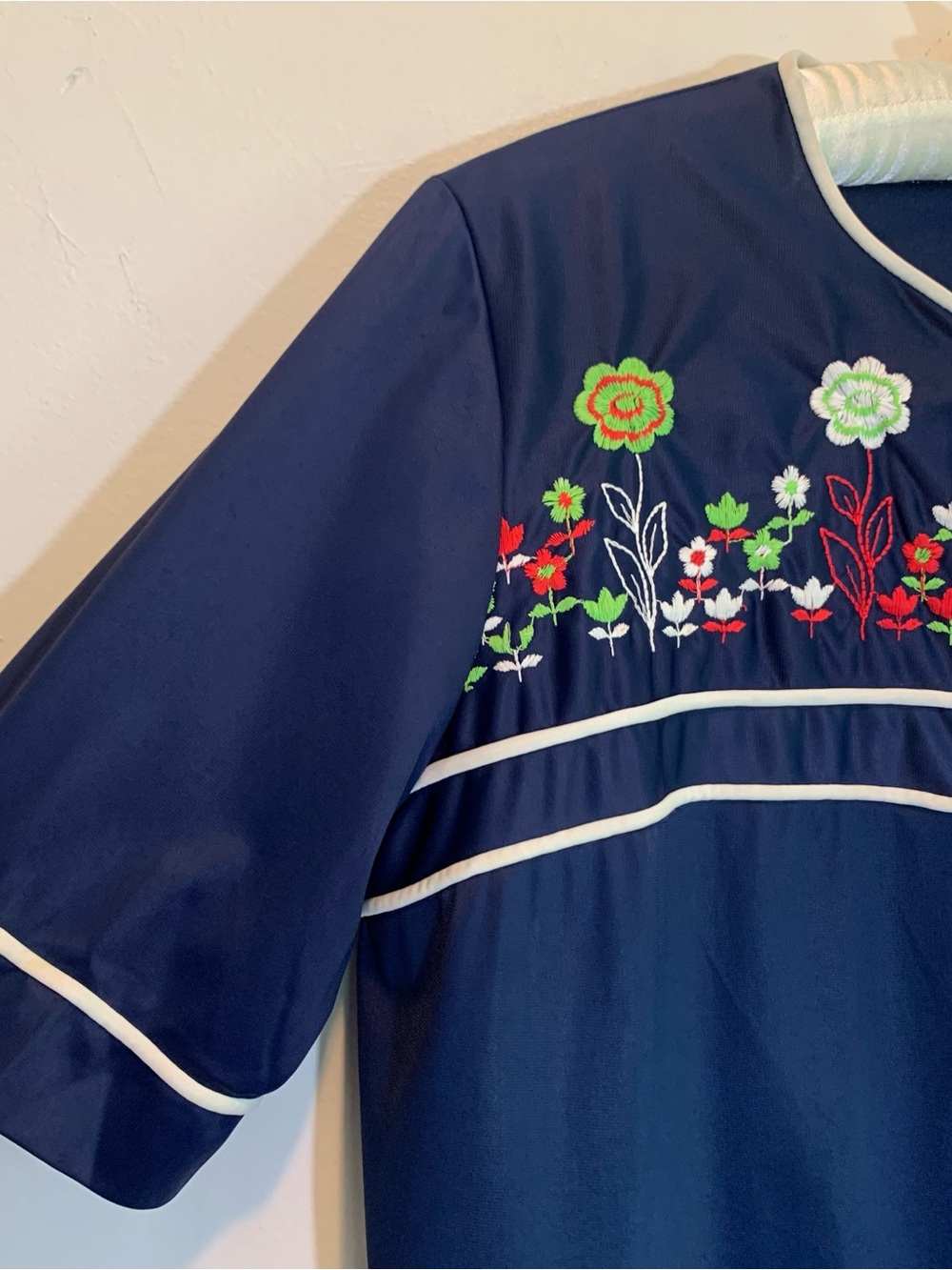 Vintage 1970’s JC Penny Floral Embroidery Satin Housecoat Asian Inspired - Picture 3 of 7